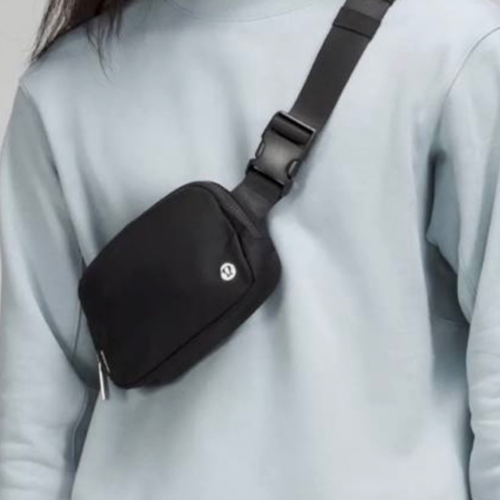 COPY - Lululemon everywhere belt bag (black) - Picture 2 of 4